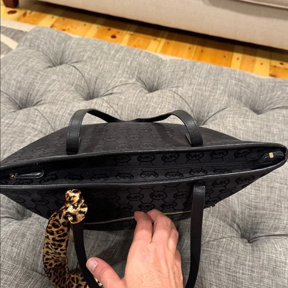 Michael Kors Bennet Black Signature Logo Tote - Picture 10 of 17